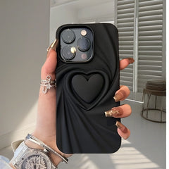 3D Love Kabartmalı Büyük Delik Siyah Kılıf – iPhone 16–11 Serileri İçin Trend Tasarım