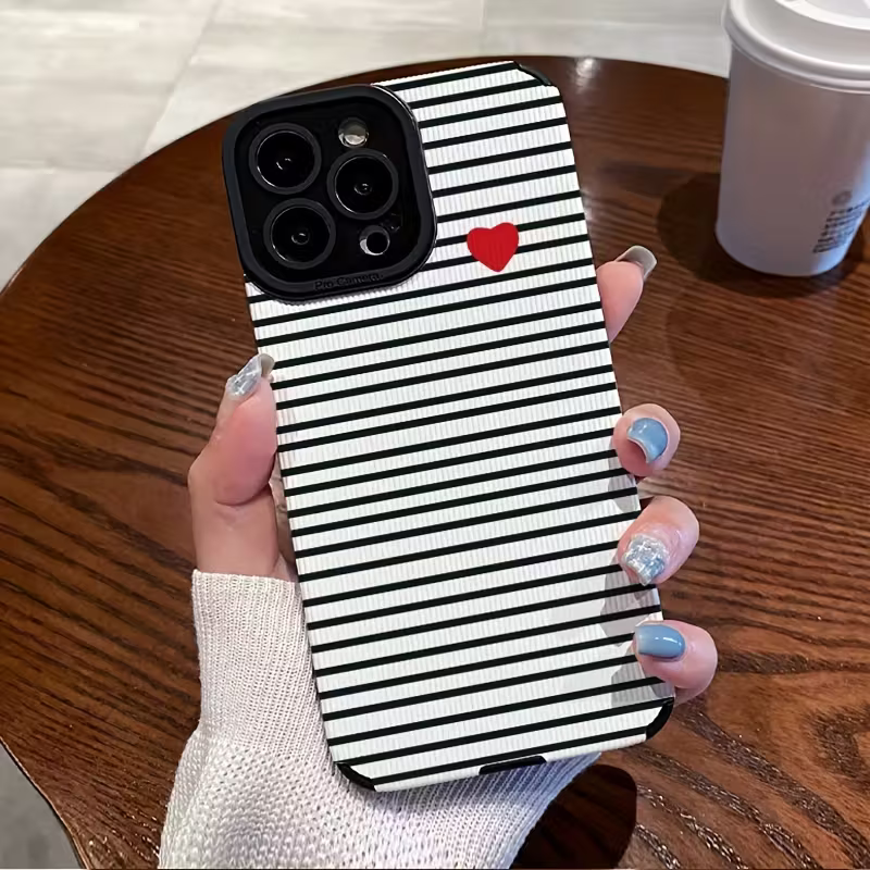 ❤️ Siyah-Beyaz Çizgili Kalp Detaylı Telefon Kılıfı | Minimal Chic ✨