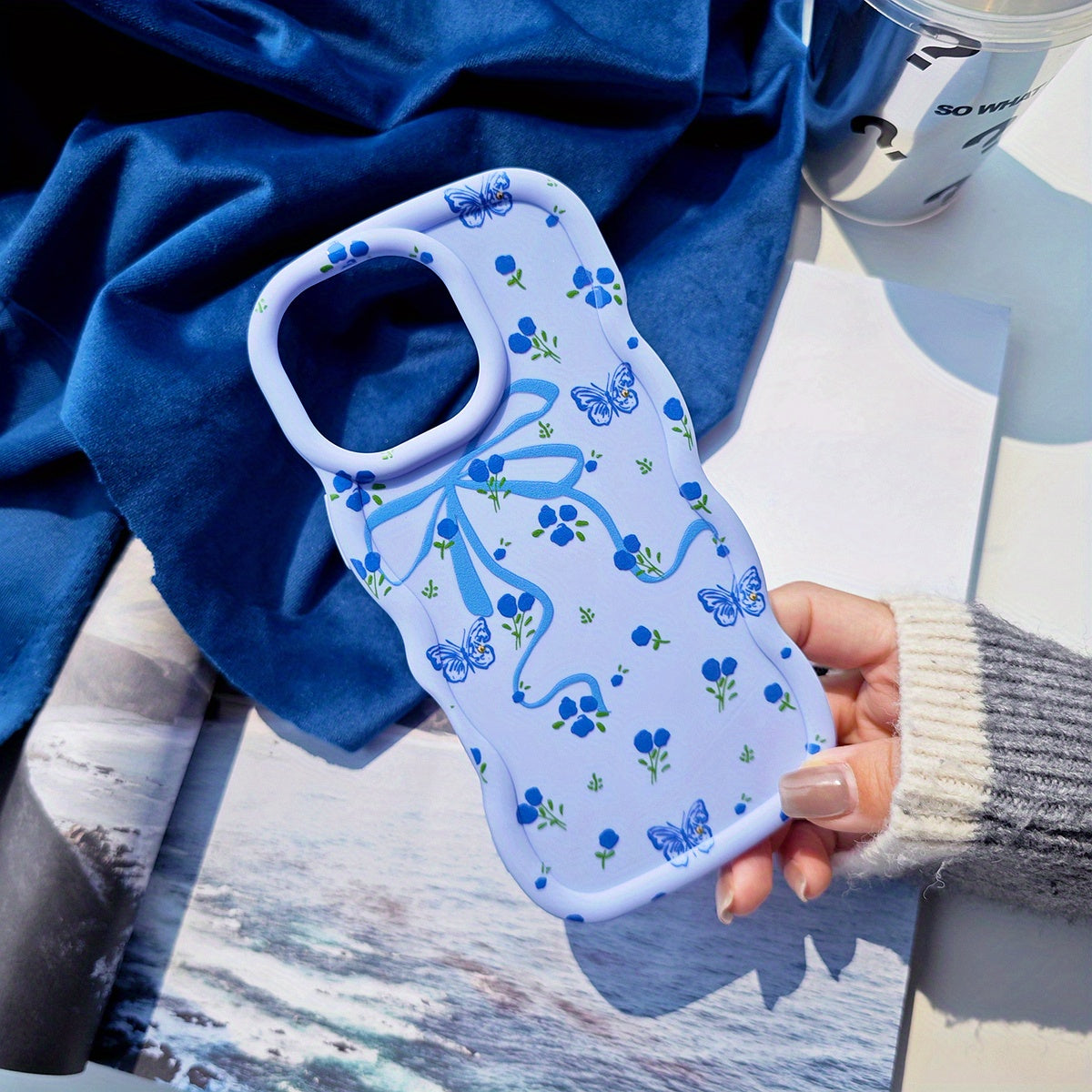 Sevimli ve Yaratıcı Telefon Kılıfı – Mavi Çiçek, Fiyonk ve Gökyüzü Mavisi Renkler, Sevimli Çizgi Film Çiçek Desenli, Macaron Renk Tasarımlı, Düşmelere Karşı Tam Koruma Sağlayan, Taze ve Renkli Görünümlü