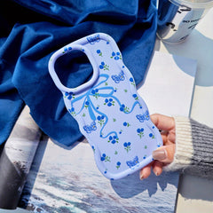 Sevimli ve Yaratıcı Telefon Kılıfı – Mavi Çiçek, Fiyonk ve Gökyüzü Mavisi Renkler, Sevimli Çizgi Film Çiçek Desenli, Macaron Renk Tasarımlı, Düşmelere Karşı Tam Koruma Sağlayan, Taze ve Renkli Görünümlü