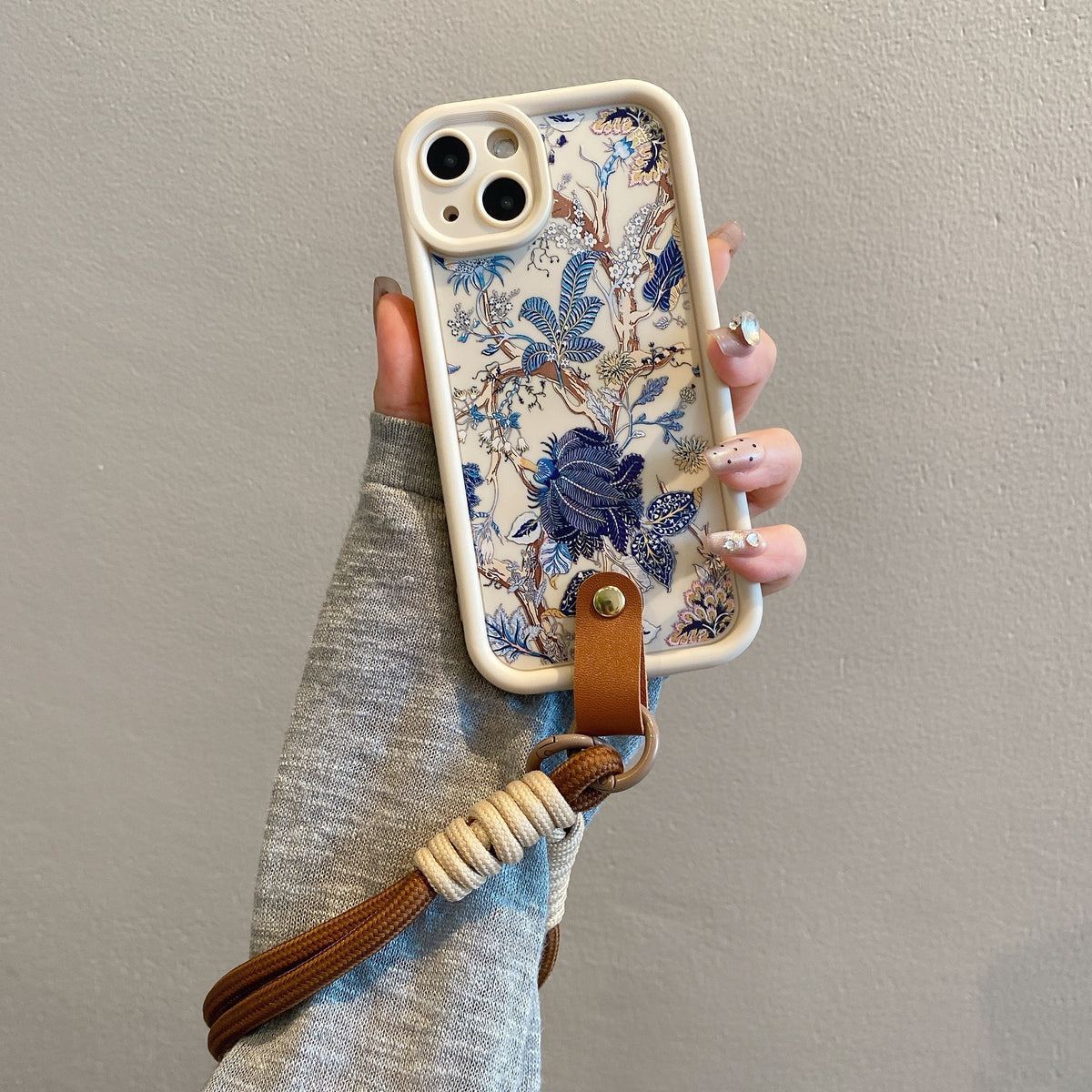 Mavi Çiçek Desenli Tasma İpli Şok Emici Mat Telefon Kılıfı – Anti-Düşme Özellikli